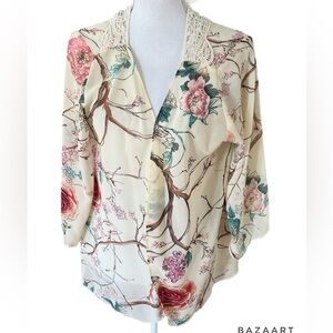 🔥🔥Passport Cream And Floral Shrug With Crochet Back Size M